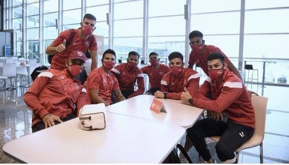 @gastonedul) En #Brasil... Los jugadores están varados hace casi una hora...
