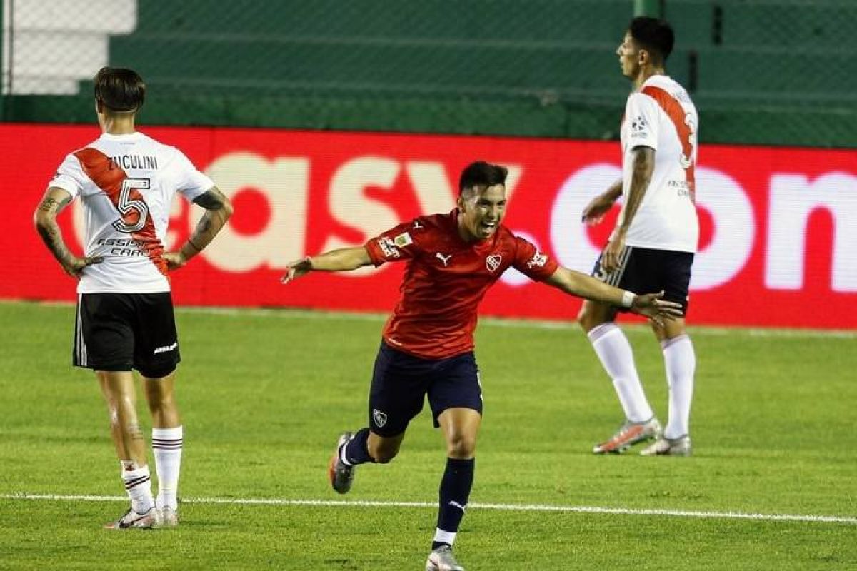 "PÁGINA 12") En el estadio de Banfield y con dos golazos de Velasco.