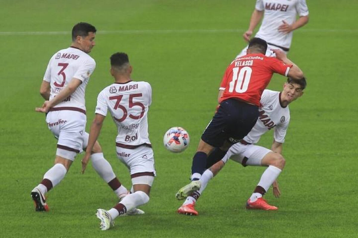 "PÁGINA 12") Liga Profesional: Lanús le ganó 1-0 a Independiente y manda en soledad.-