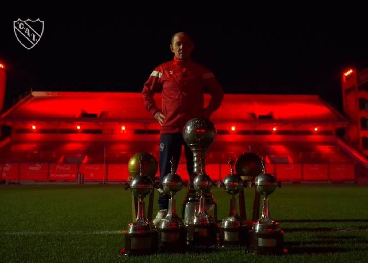 RICARDO ENRIQUE BOCHINI EN EL ESTADIO "LIBERTADORES DE AMÉRICA".-