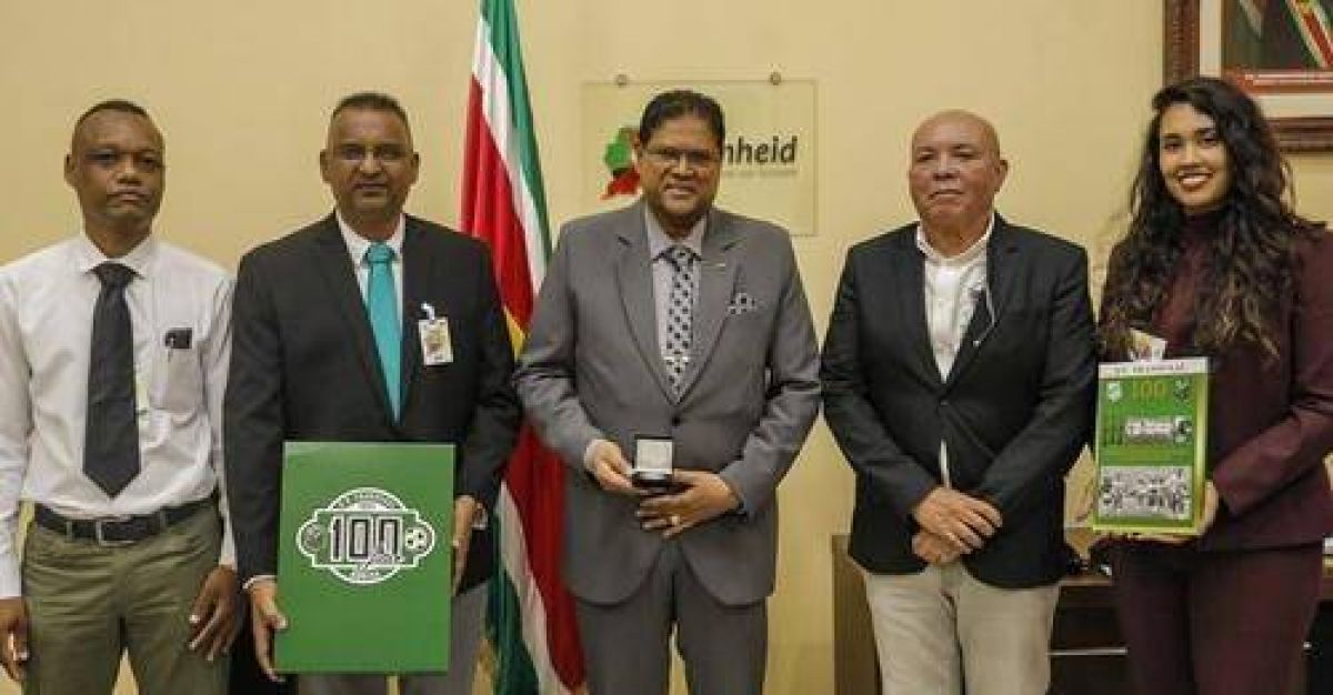 "GC", "REVIVALS") El presidente de #Suriname recibió la primera copia de "100 años del #Transvaal".-