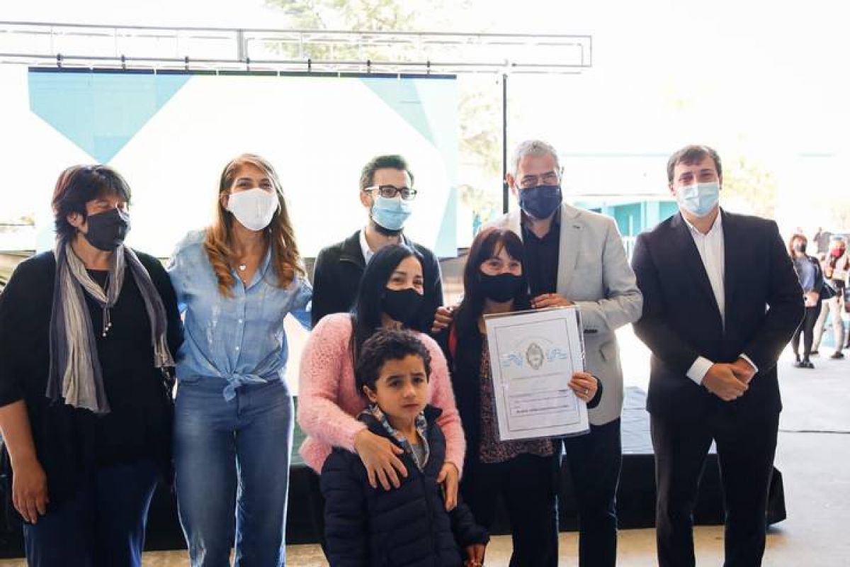 La Municipalidad de #Avellaneda entregó escrituras del Programa “Mi escritura, mi casa”. @gestion_a .-