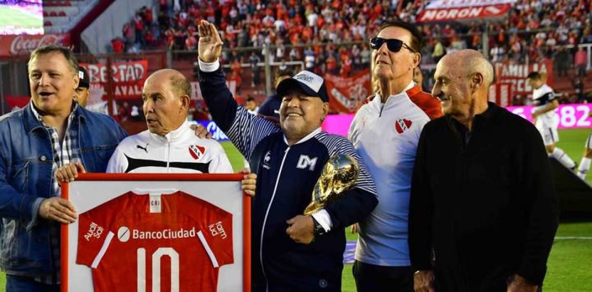 Historial CAI @CaHistorial · "#MARADONA" : "YO SOY HINCHA DE #INDEPENDIENTE"...