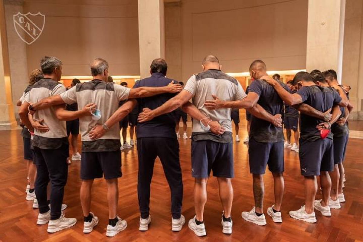 Antes de comenzar con las actividades previas al partido, la delegación del Rey de Copas realizó un minuto de silencio en honor a Agustín Balbuena.