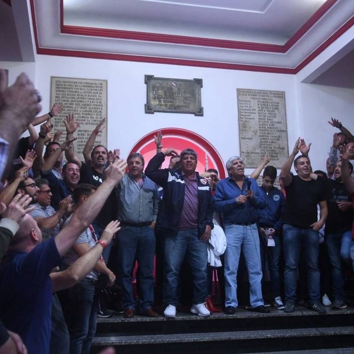 @nelsonlafit A las 18 hay reunión de comisión directiva y mediante carta documento fueron convocados todos aquellos que renunciarán...