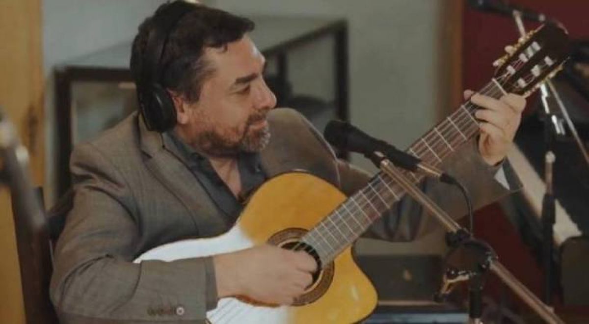"ÉPOCA") HIJO DEL EXFUTBOLISTA "PANCHO" SÁ. Javier Sá: "Grabar con papá fue otro sueño cumplido".-