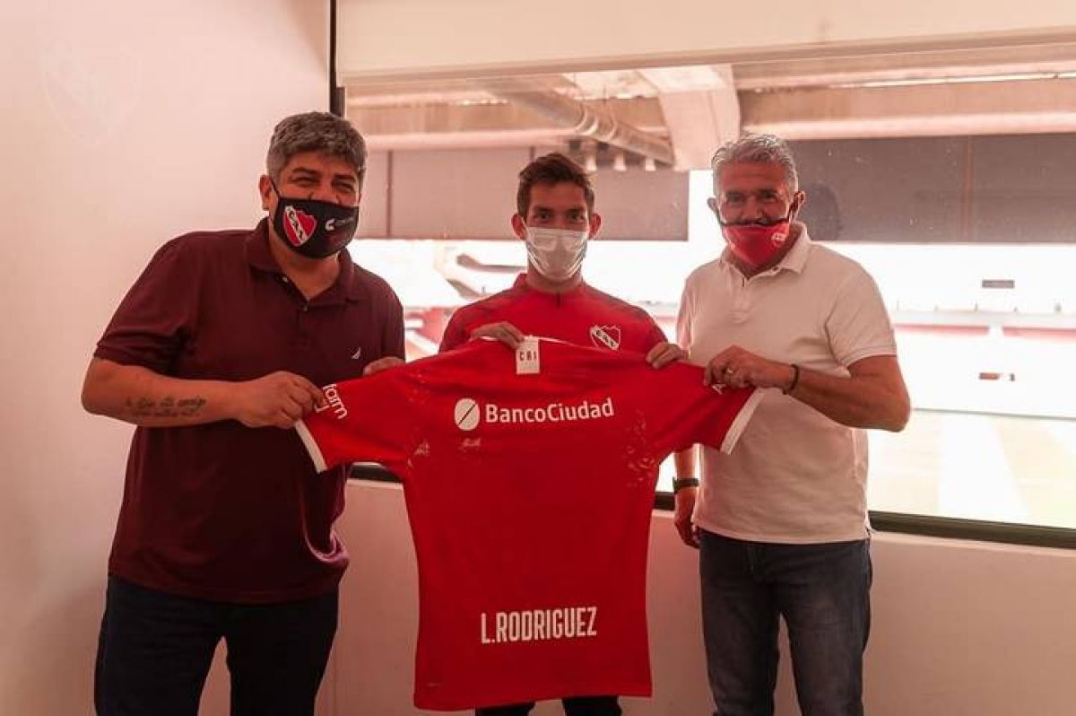 @GastonEdul ) Mañana va a haber una comunicación entre Jorge Burruchaga y Hugo Moyano.
