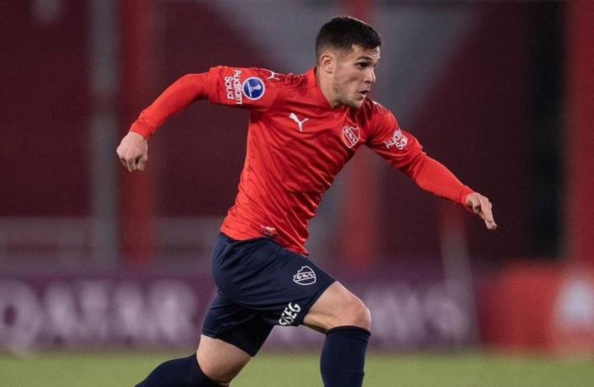 @Mati_Martinez ) Fabricio Bustos continua en #Independiente.-