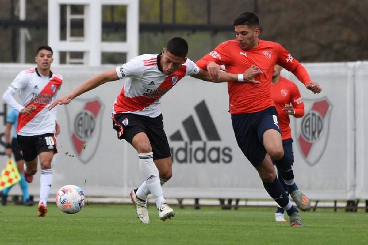 La Reserva, goleada.-