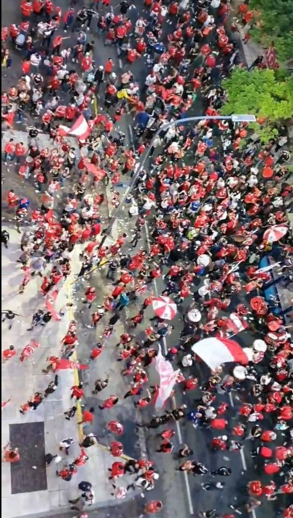 Banderazo en la previa.
