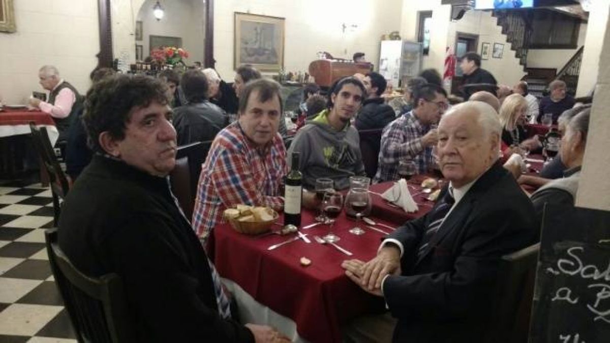 "GRAN CAMPEÓN")  Daniel Olguín de la Agrupación "Movimiento #Independiente", en "¡#Independiente, el Gran Campeón!"... "Apoyamos a Hugo Antonio Moyano"...