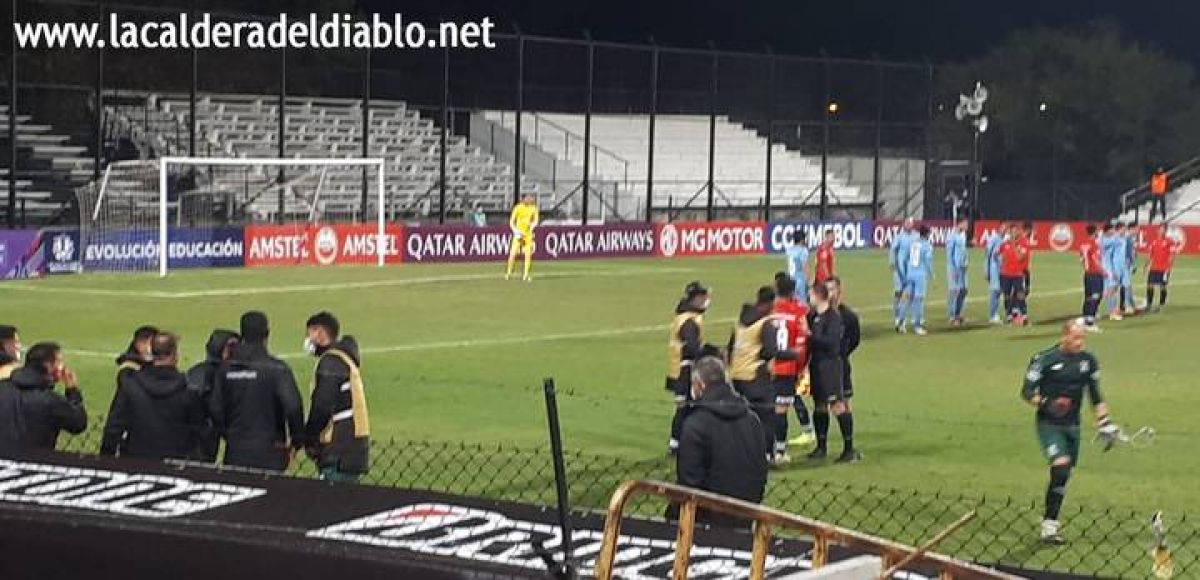 ROMERO: Expulsado sin jugar.