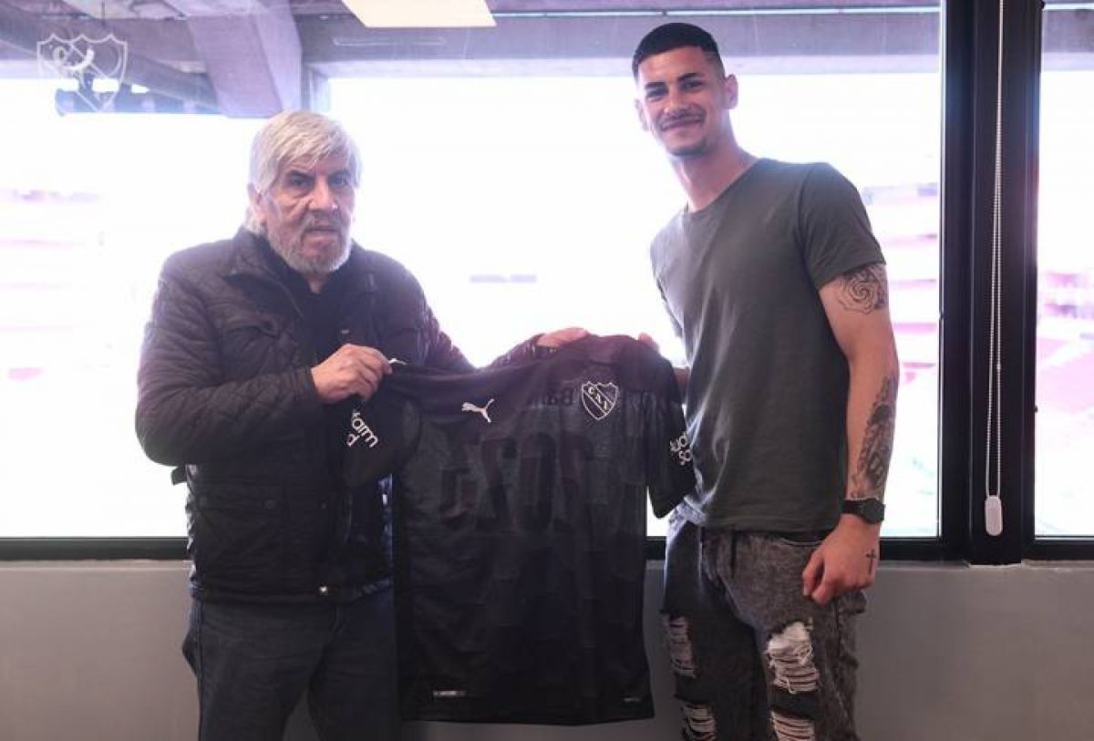 Diego Segovia firmó su primer contrato con #Independiente.