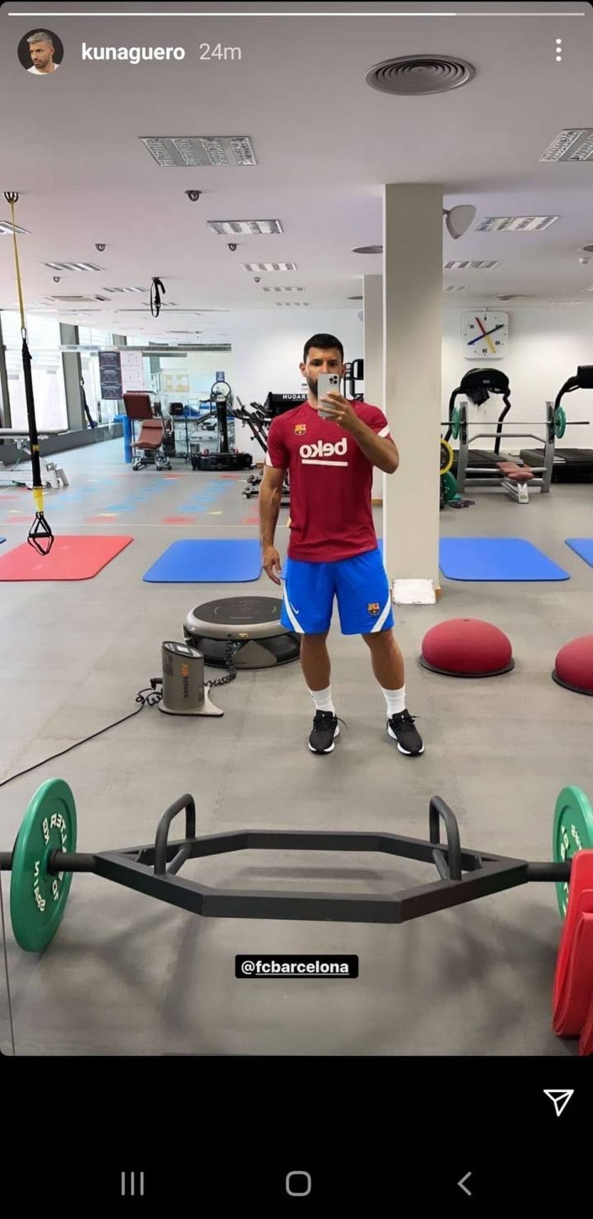 @josepcapdevila El Kun Agüero @aguerosergiokun ya entrena con la equipación del Barça.-