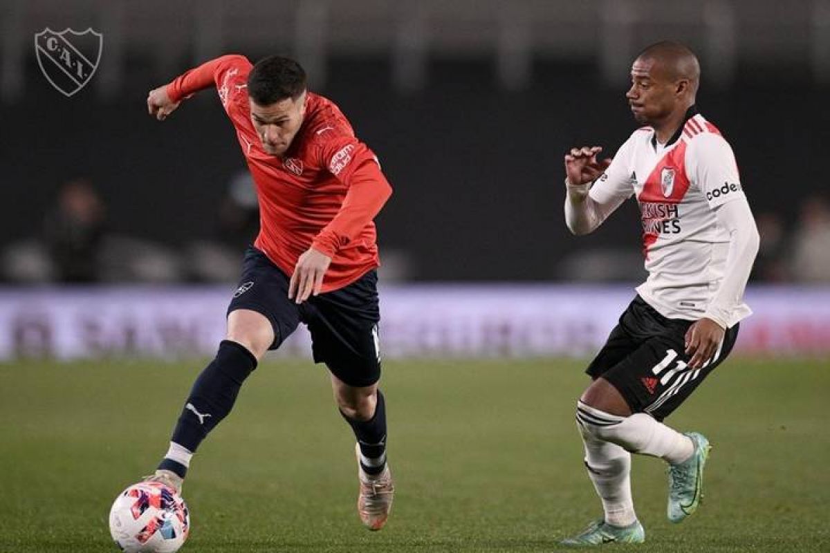 Bustos: "Pedir más dinero por un jugador que en tres meses puede negociar libre con cualquier club es raro".-