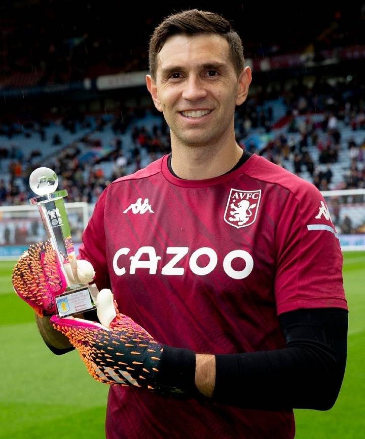 @Relatoresconvos Emi Martínez fue elegido por los hinchas villanos como el mejor jugador de la temporada...