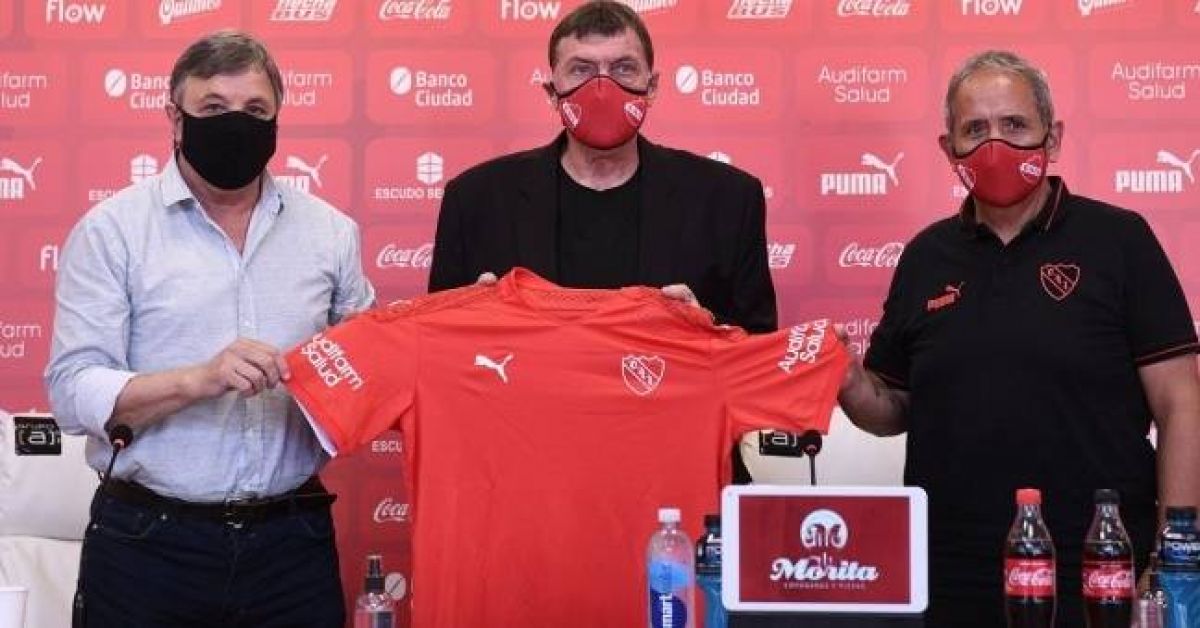 "EMILIANO PENELAS") El Mercado del Rojo al día.