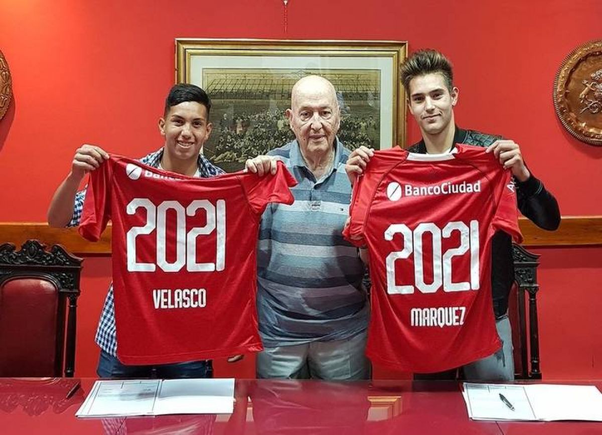 @Mati_Martinez ) AHORA| El “Chila” Marquez fue titular por Alan Velasco (cuadro gripal). Velasco llega al clásico. #Independiente * Con el Tesorero Atilio Bouza.-