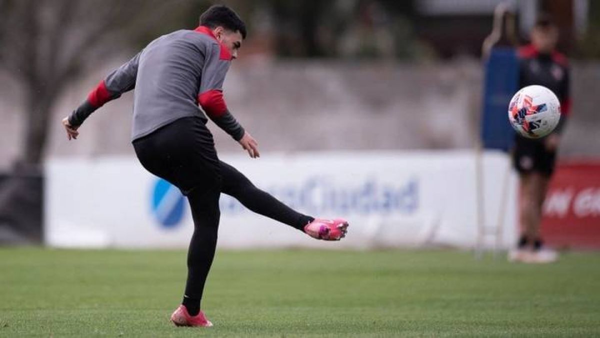 "TYC SPORTS", WEB ) #Independiente: Alan Soñora gana la pulseada en la mitad de la cancha.-