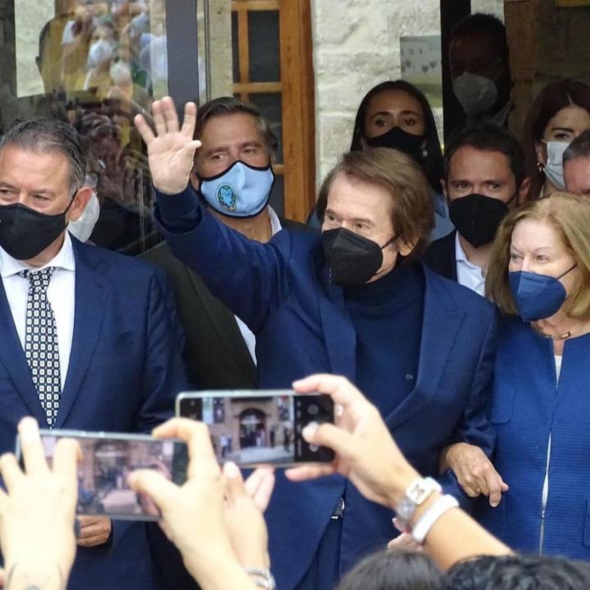 "#RAPHAEL INFINITO" CON EL INSUPERABLE @RAPHAELartista. LLEGA A #SEVILLA, #ESPAÑA. Y YA ANUNCIA SUS PRÓXIMAS PRESENTACIONES EN #CANARIAS... @GAMA1490 ... "COMIENZAME A VIVIR" 2021...