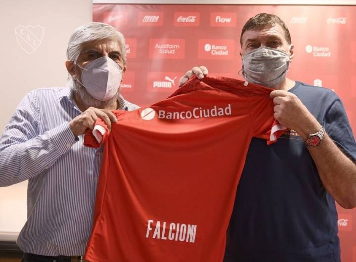 "OLÉ") Falcioni firmó contrato y definió qué puestos quiere reforzar.