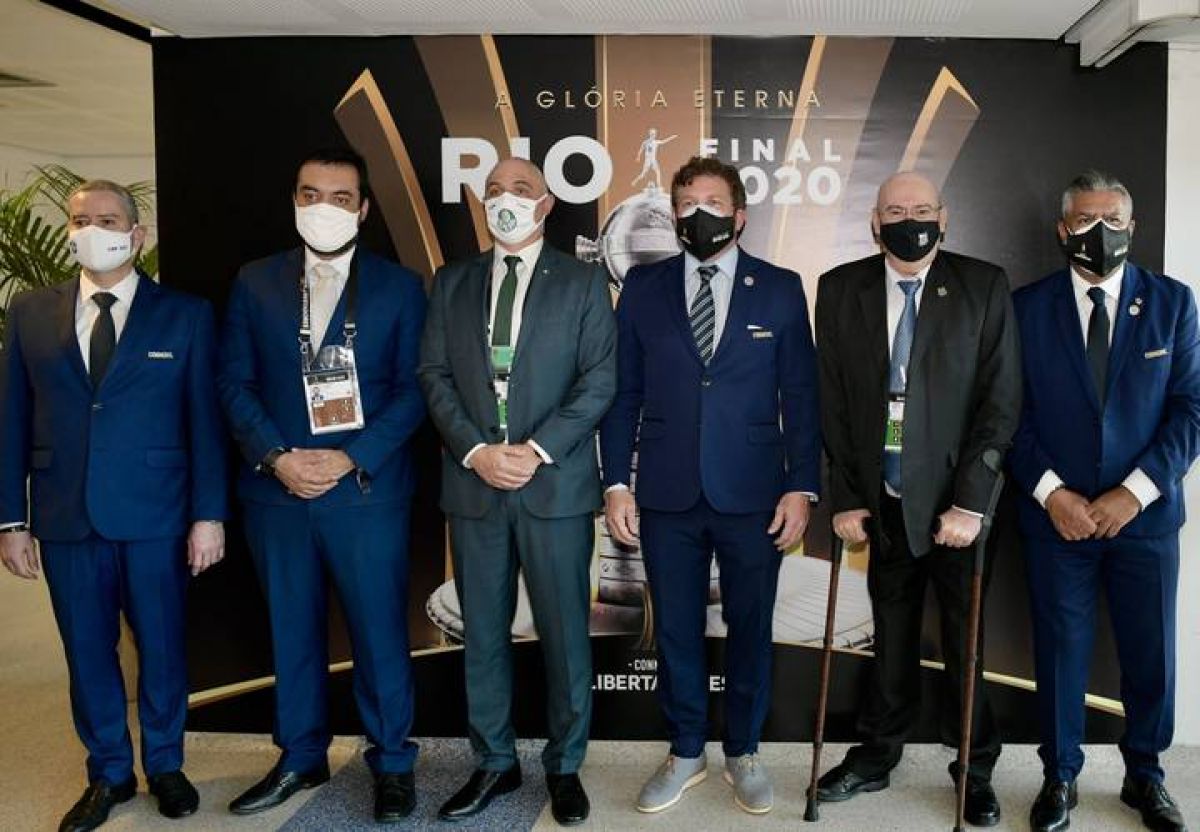 Alejandro Domínguez @agdws ) Entregamos placas al Gobernador de Río de Janeiro, Claudio Castro; Presidente de la CBF, Rogerio Caboclo; Presidente de Palmeiras, Mauricio Galiotte; y al Presidente de Santos, Andrés Rueda.