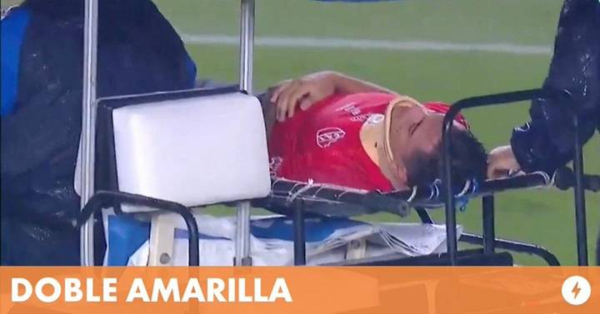 "DOBLE AMARILLA") Saltita González, tras recibir el alta por el golpe en Racing-Independiente...