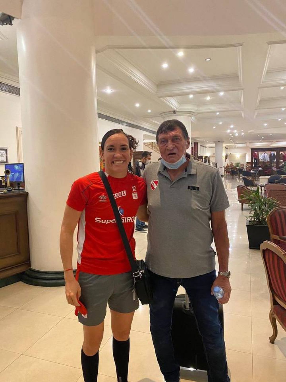 @TodoRojoCom - Kate Tapia, arquera de América de Cali, se sacó una foto con Julio César Falcioni.