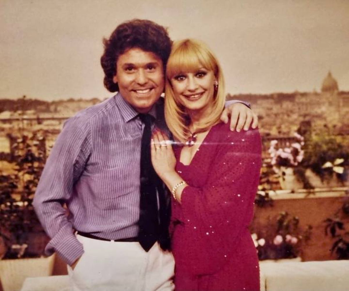 HORARIOS EN @GAMA1490. "#RAPHAEL INFINITO" CON EL INSUPERABLE @RAPHAELartista Y "@44MILLONES" CON "RAFFAELLA CARRÁ" ... PARA DISFRUTAR COMO SIEMPRE...