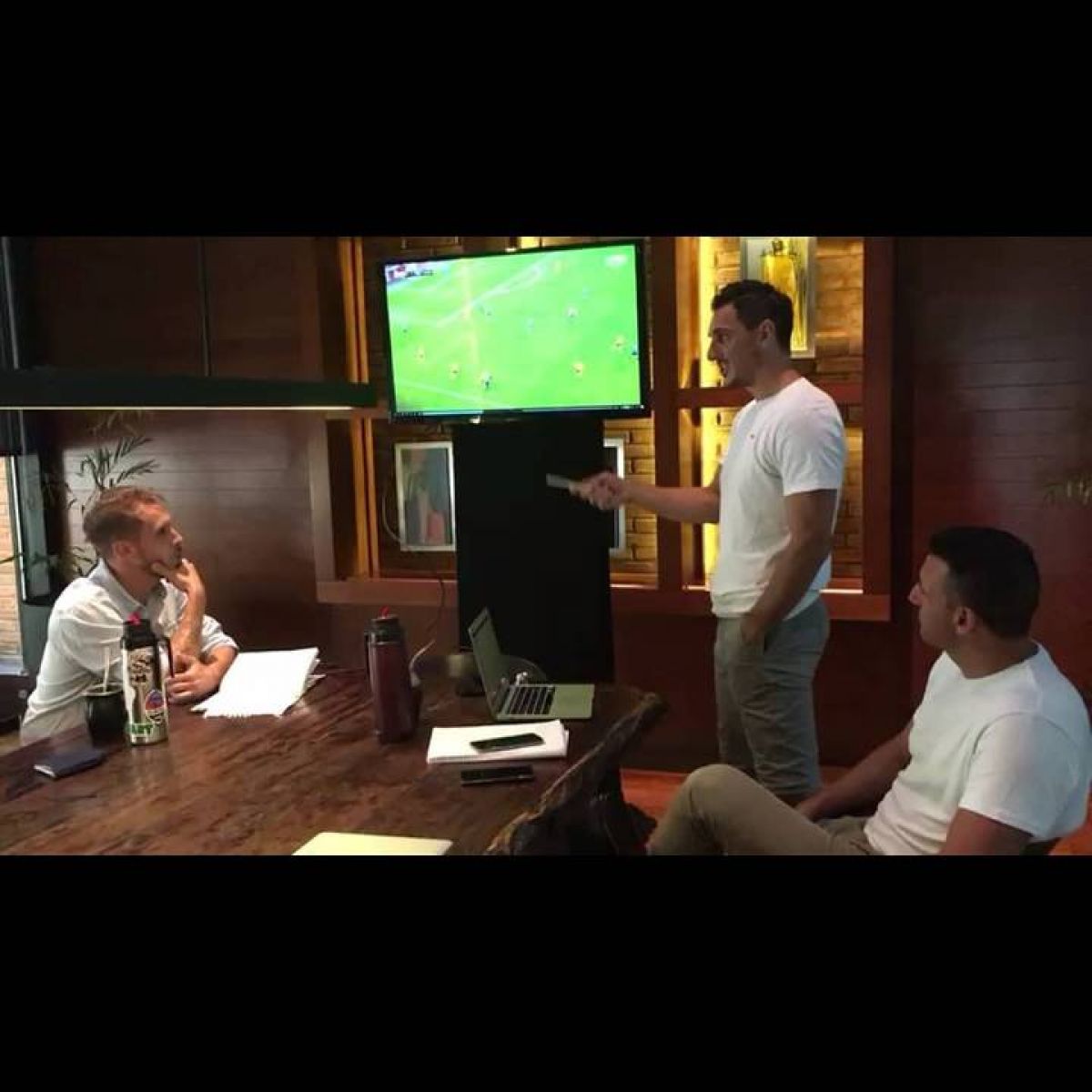 Nicolás Burdisso @NicoBurdisso_8) Obtuve la licencia Europea de Director Deportivo, junto @anibal_matellan sumamos a Leandro Aisenberg como responsable area Scouting...
