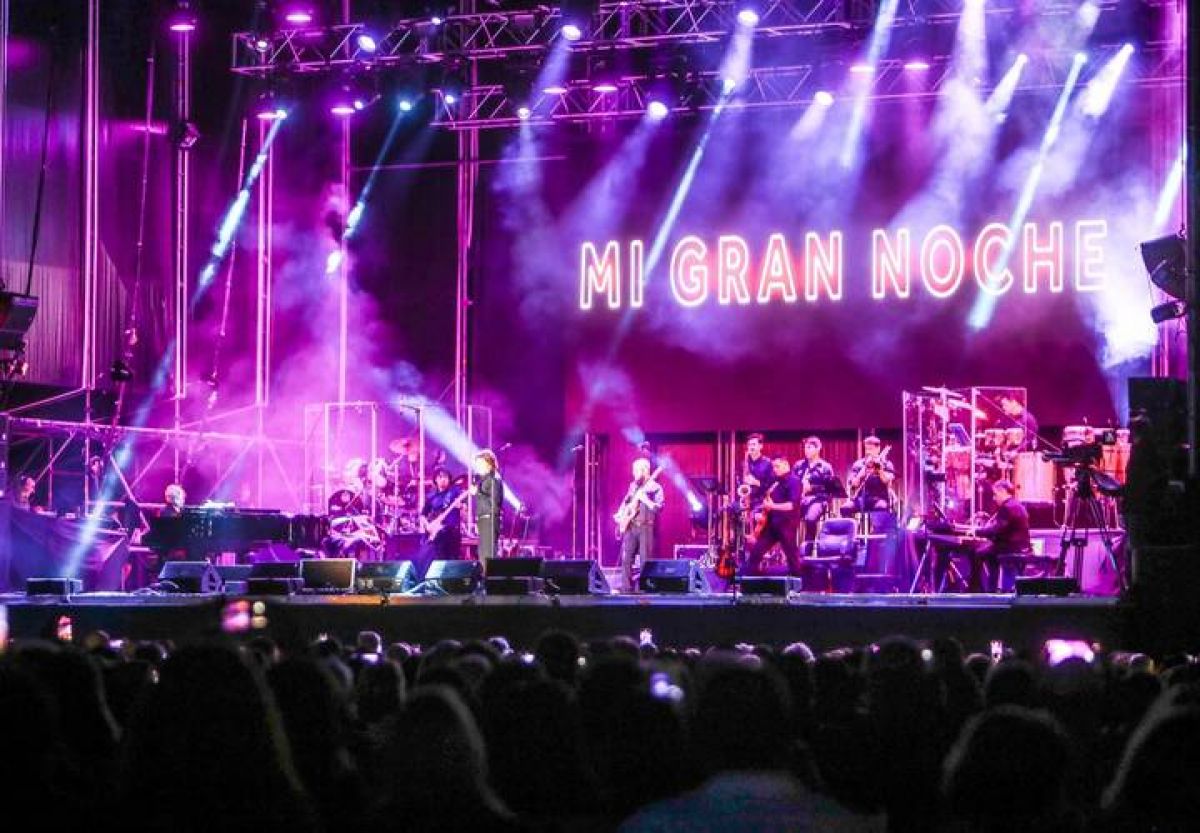 EL INSUPERABLE @RAPHAELartista VISITA #ALMERÍA, #ESPAÑA... EN #RAPHAELinfinito, COMO SIEMPRE, SUS MAGISTRALES CANCIONES... @GAMA1490 .-