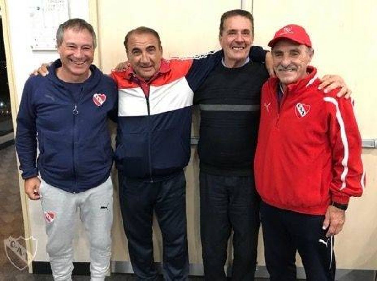 PEPÉ SANTORO, PAVONI Y EL "ZURDO" LÓPEZ EN UN MANO A MANO CON EL GRAN CAMPEÓN.