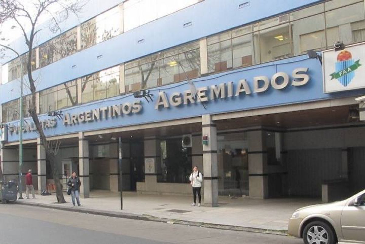 @Mati_Martinez A las 18 se reúnen los dirigentes de #Independiente con Sergio Marchi.