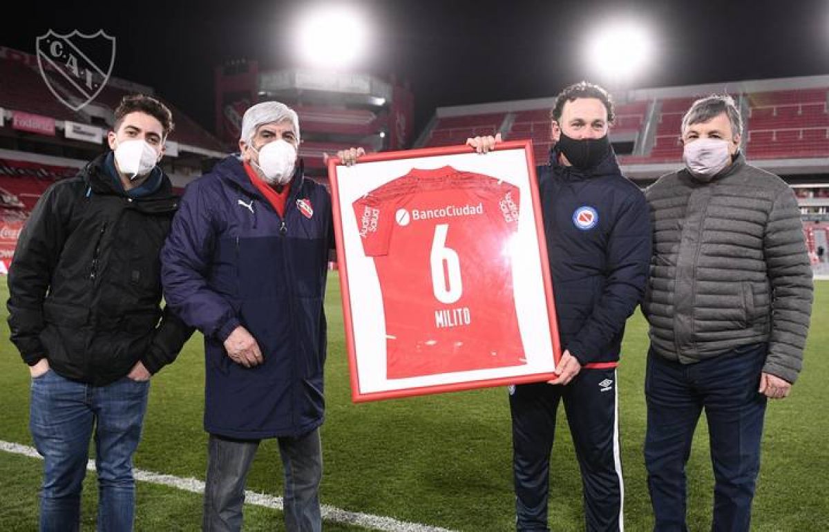 "#INDEPENDIENTE") Reconocimiento a Gabriel Milito.-
