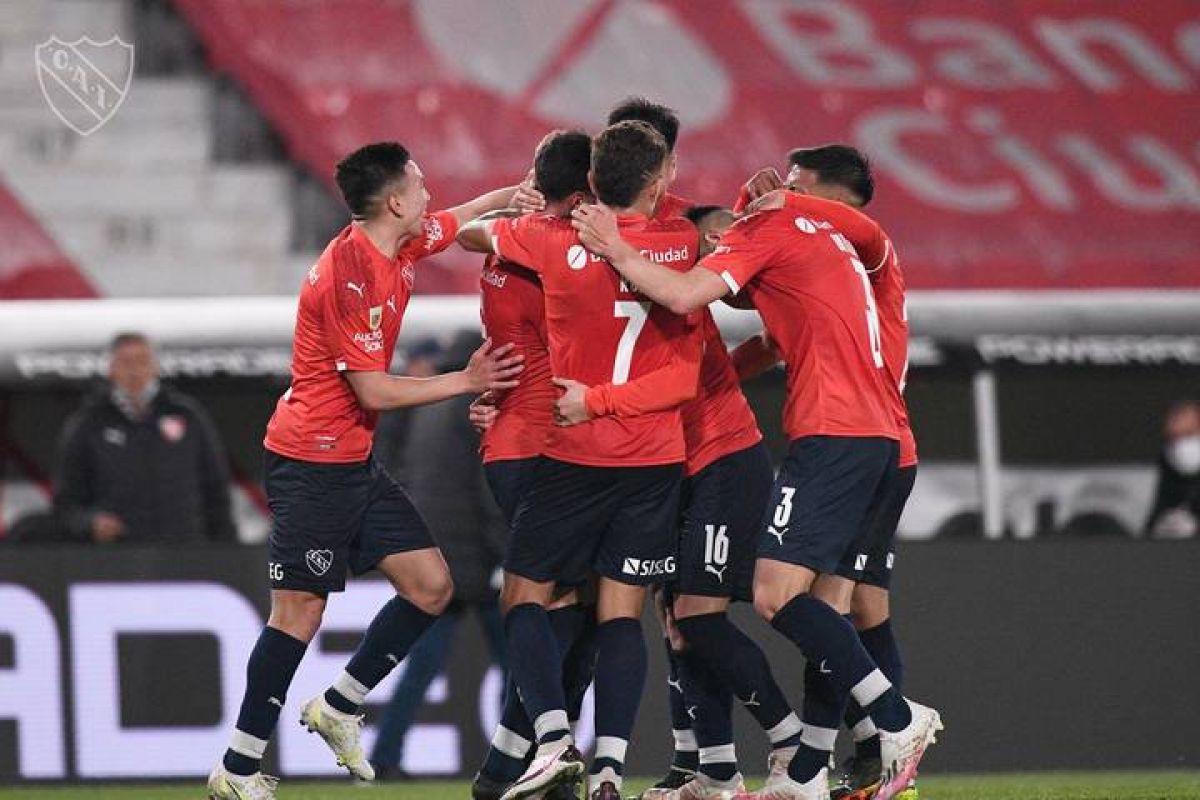 Independiente le ganó con oficio por 3 a 0 a Colón, el último campeón, y continúa en los primeros puestos del campeonato.