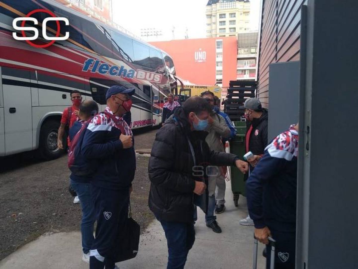 @nelsonlafit Julio Falcioni estuvo anoche en la concentración y hoy viajó con el plantel a La Plata.