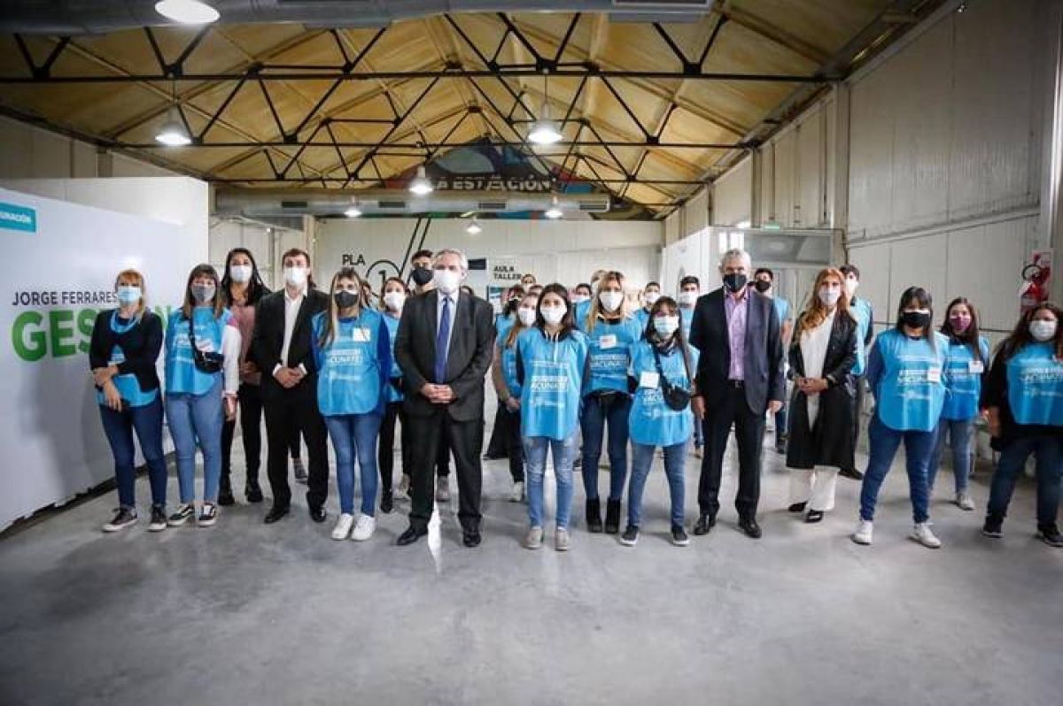EL PRESIDENTE ALBERTO FERNÁNDEZ ENTREGÓ VIVIENDAS EN #AVELLANEDA . @gestion_a .-