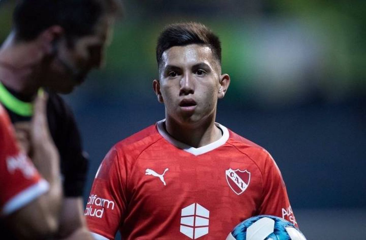 @Mati_Martinez Ayrton Costa reemplazará a Alan Franco. En tanto, entre Alan Velasco y Nicolás Messiniti saldrá el reemplazante de Silvio Romero...